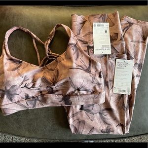 Womens 2 pc Athleta set Size Medium BNWT Retail $152 Sports bra - legging